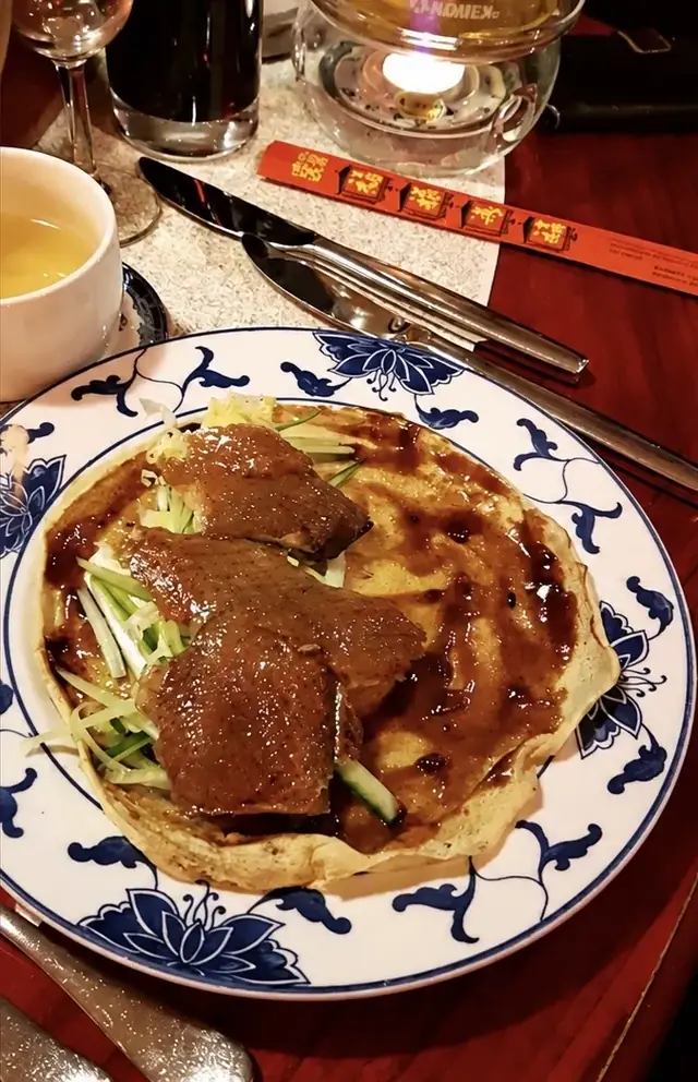 Peking-Ente auf chinesischem Teller