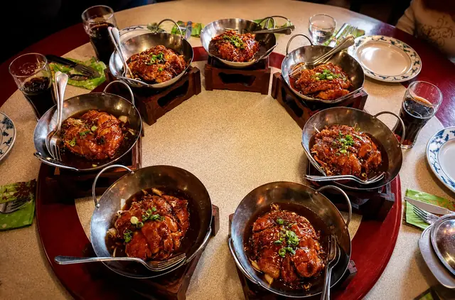 Hühnchen-Spezialitäten in Woks