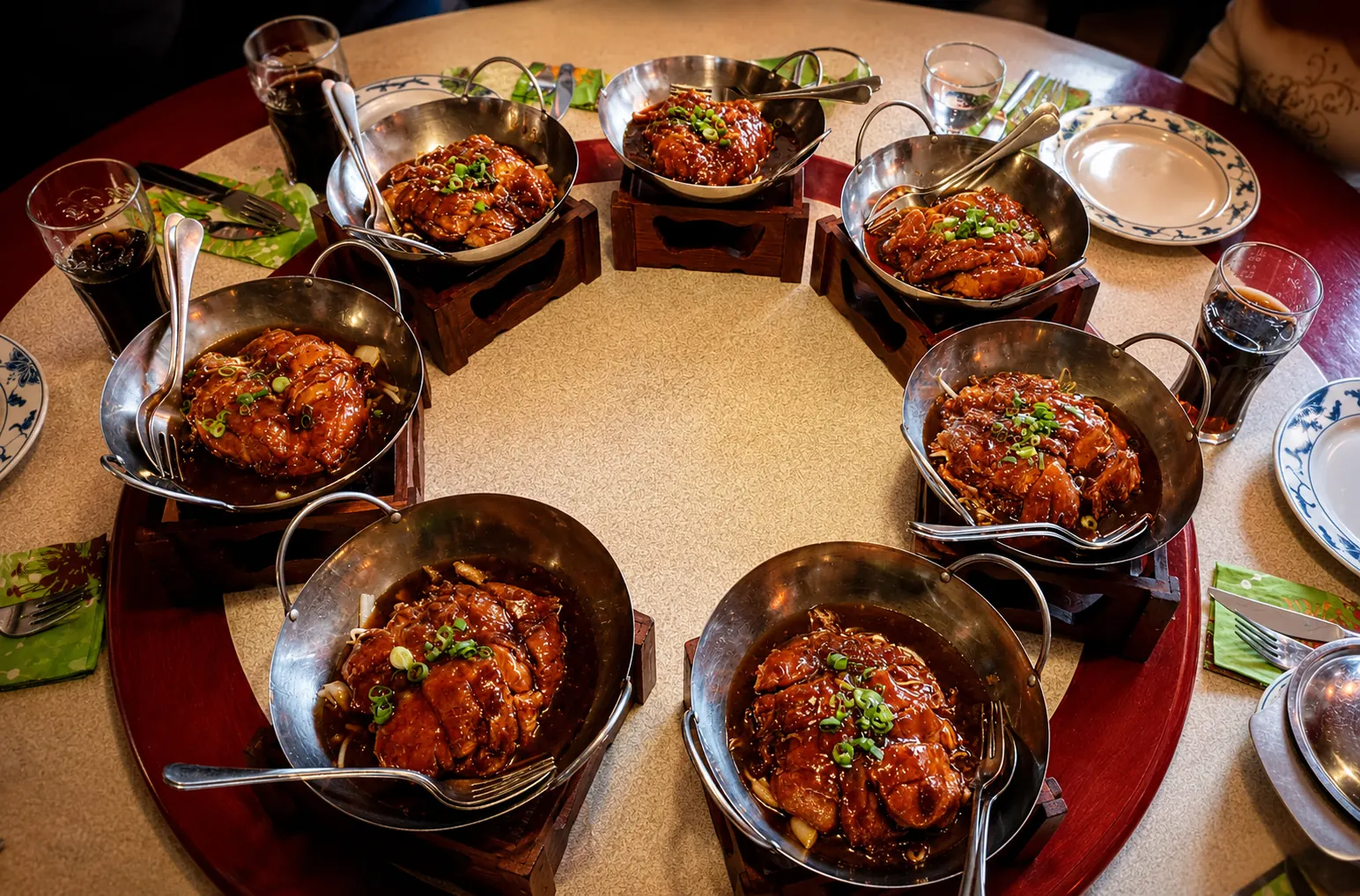 Hühnchen-Spezialitäten in Woks