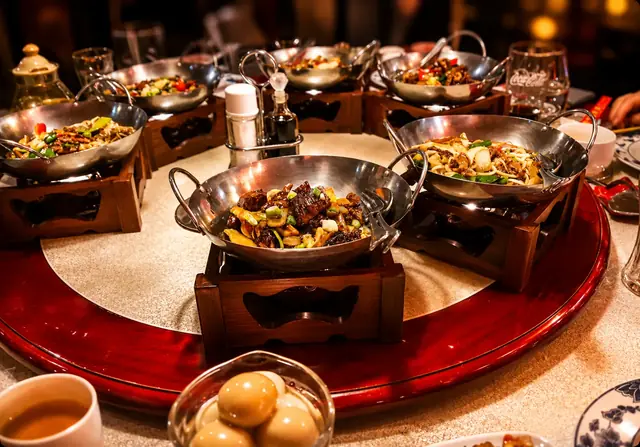 Wok-Gerichte auf dem Drehtisch